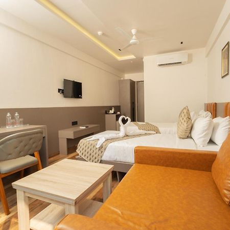 Krown Palace Resort Silvassa Exterior foto