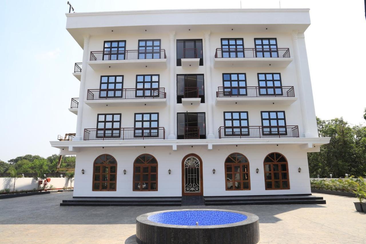 Krown Palace Resort Silvassa Exterior foto
