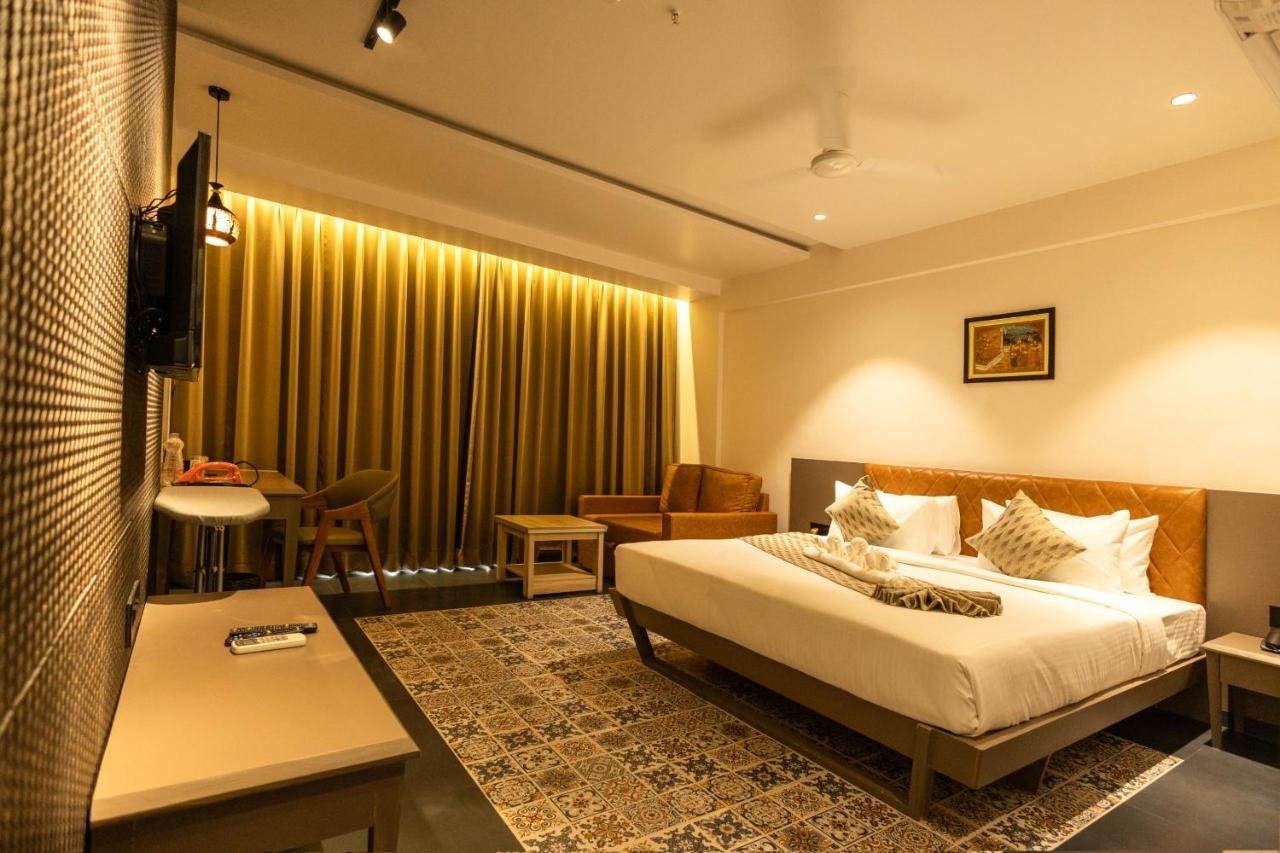 Krown Palace Resort Silvassa Exterior foto