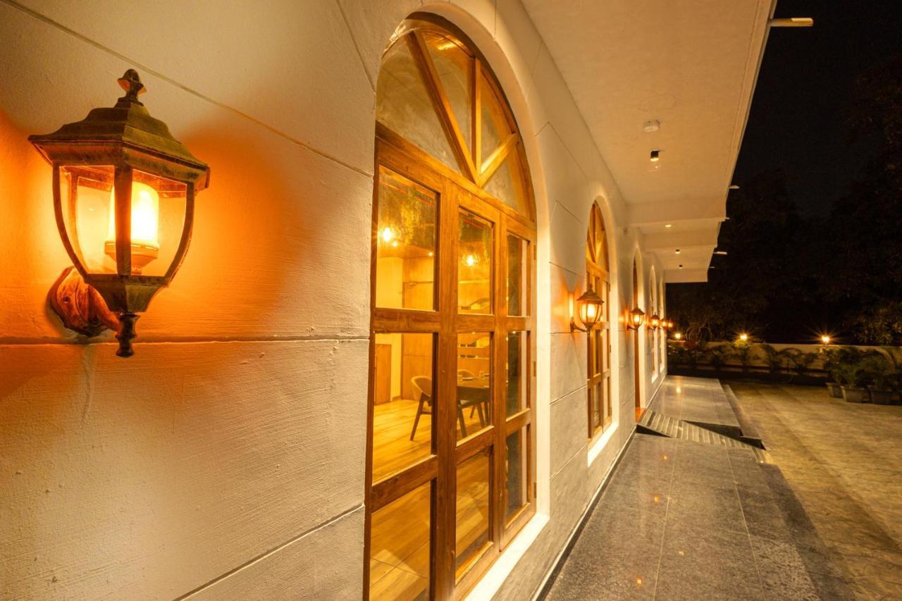 Krown Palace Resort Silvassa Exterior foto