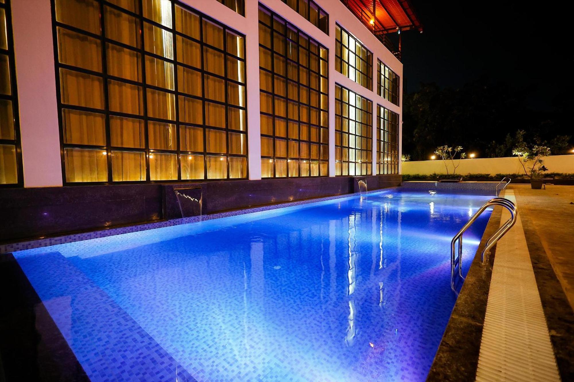 Krown Palace Resort Silvassa Exterior foto